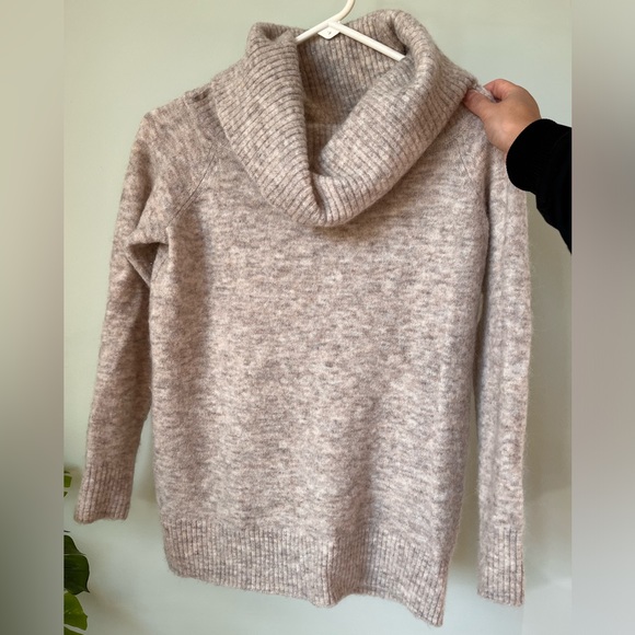 Aritzia Wilfred Free off the shoulder sweater - Picture 2 of 5